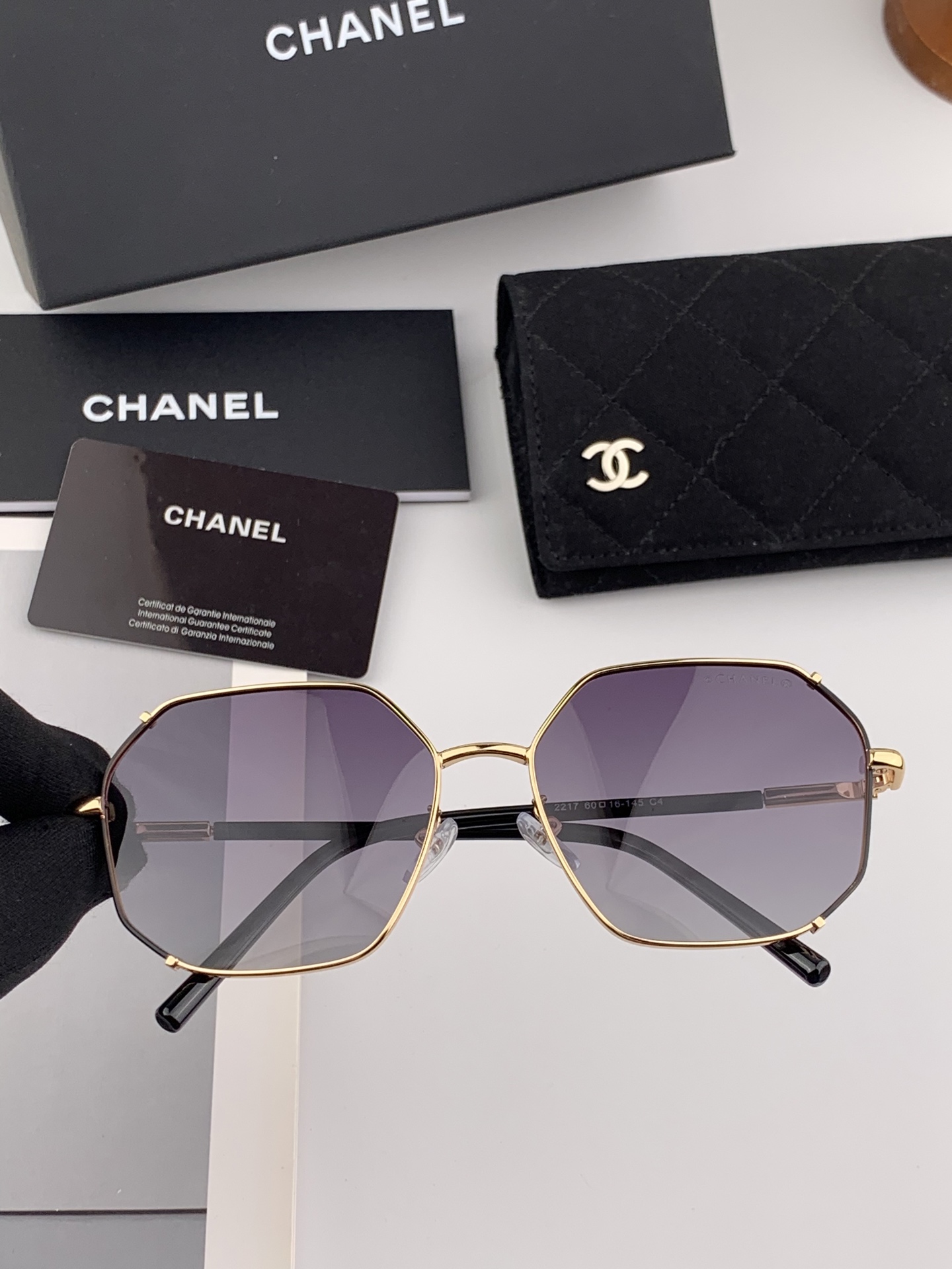  新品CHANEL 香奈儿太阳镜以独特魅力和前卫风格诠释春夏最新眼镜，以方框设计两边经典小香珍珠做点缀，