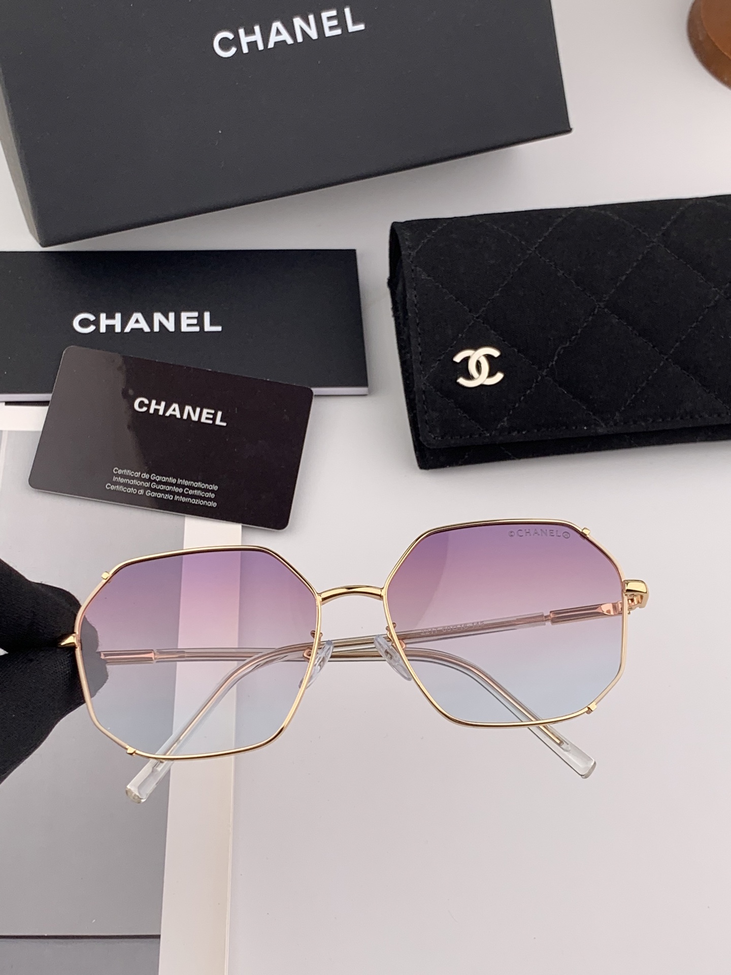 新品CHANEL 香奈儿太阳镜以独特魅力和前卫风格诠释春夏最新眼镜，以方框设计两边经典小香珍珠做点缀，