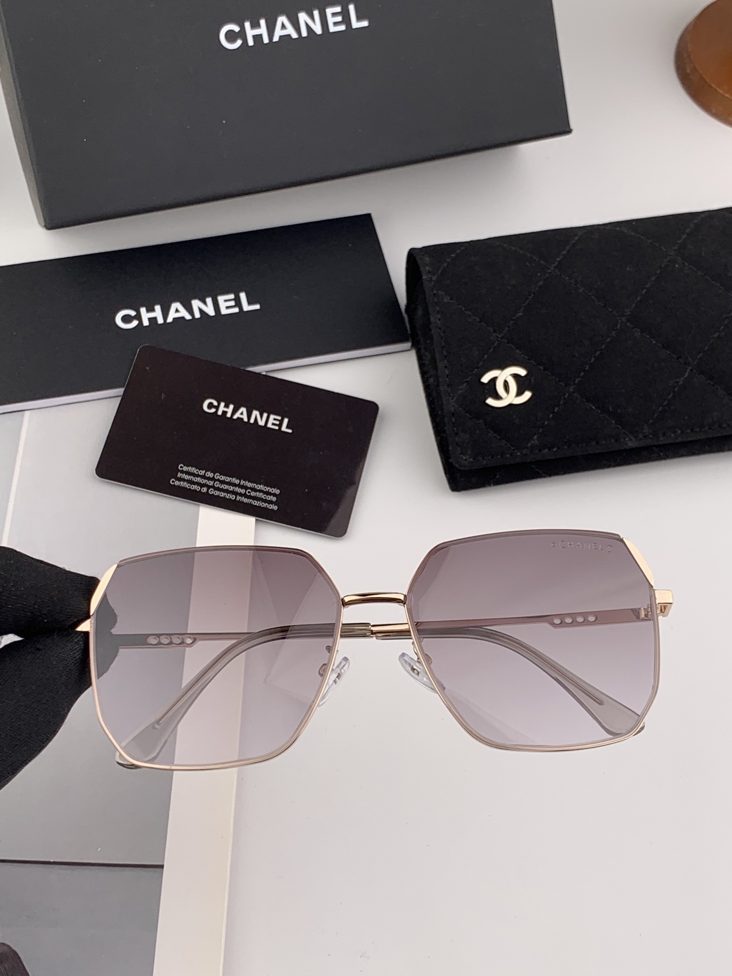 【CHANEL】香奈儿  新款尼龙太眼镜，无框钻石 切边更有质感，大气女人范儿，大脸小脸都好看 ！型号：