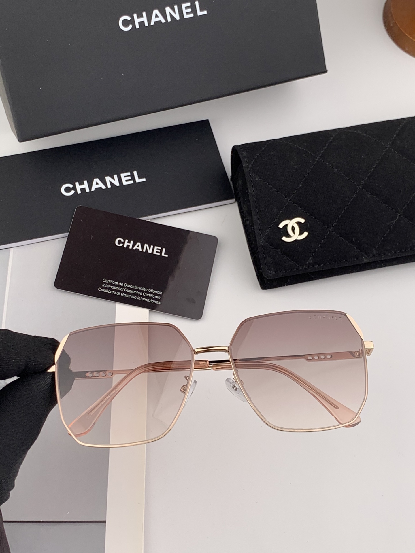 【CHANEL】香奈儿  新款尼龙太眼镜，无框钻石 切边更有质感，大气女人范儿，大脸小脸都好看 ！型号：