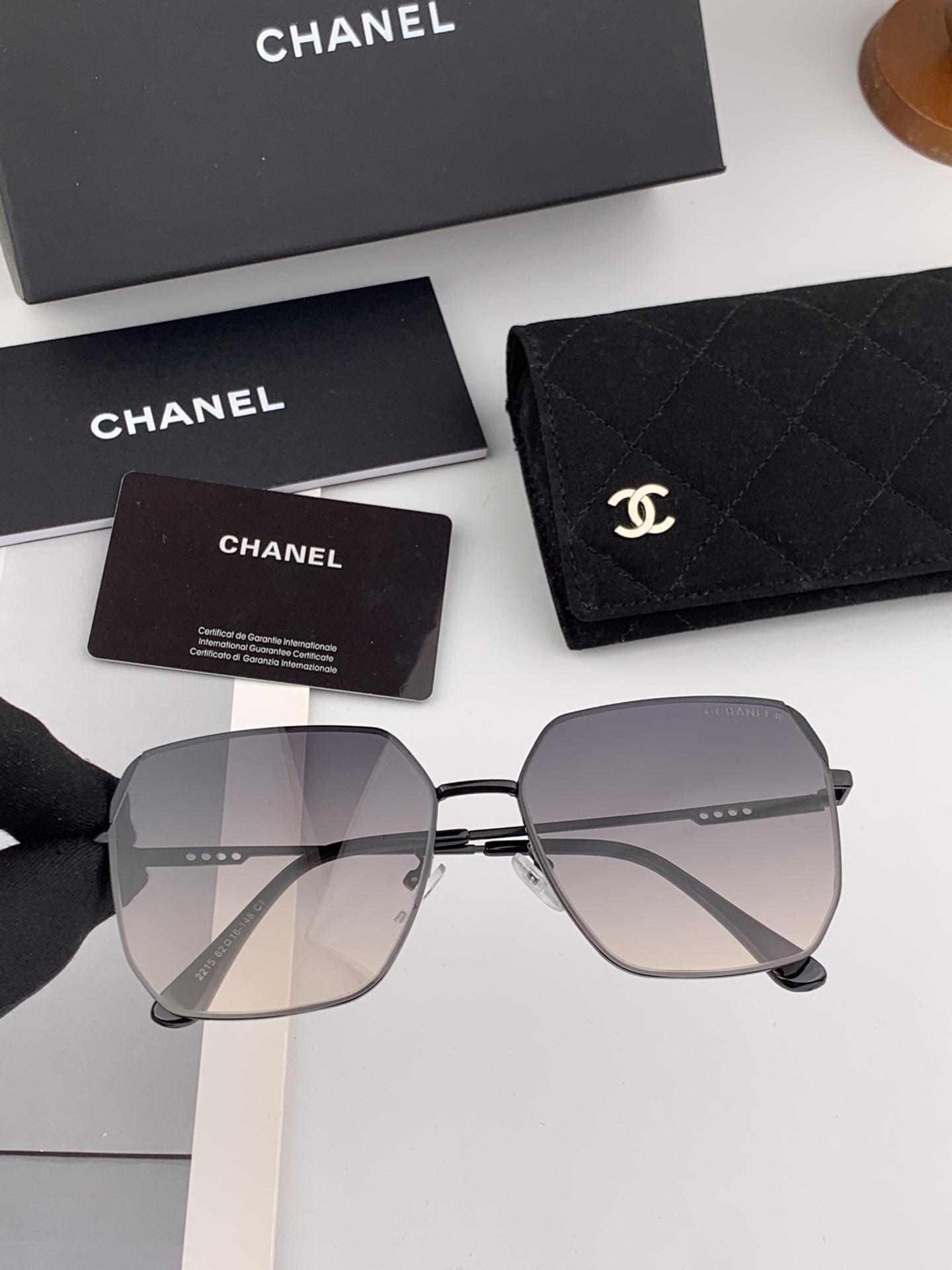 【CHANEL】香奈儿  新款尼龙太眼镜，无框钻石 切边更有质感，大气女人范儿，大脸小脸都好看 ！型号：