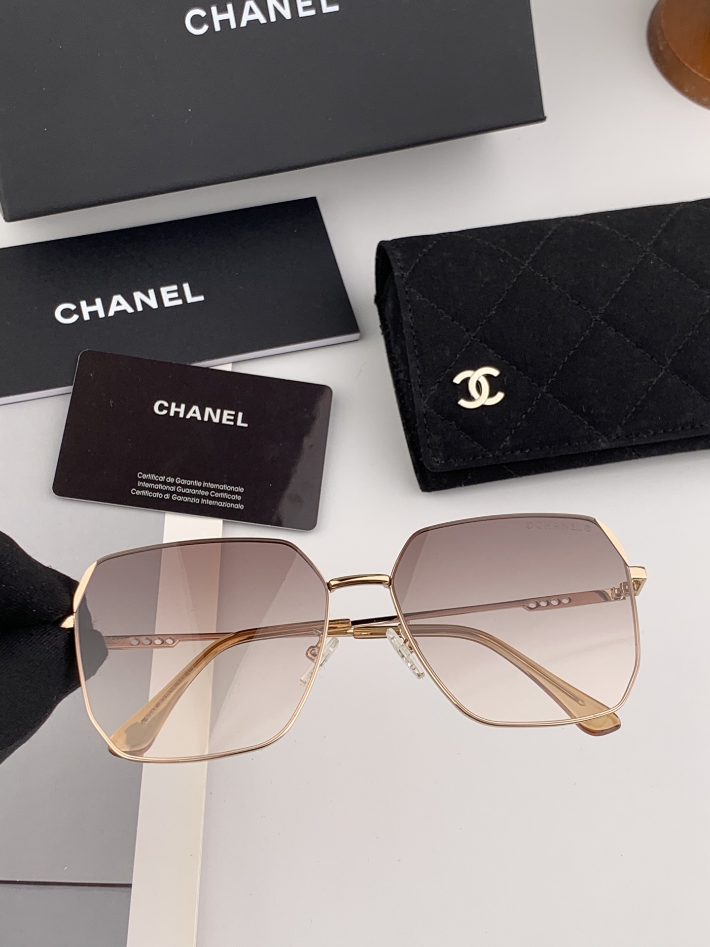 【CHANEL】香奈儿  新款尼龙太眼镜，无框钻石 切边更有质感，大气女人范儿，大脸小脸都好看 ！型号：