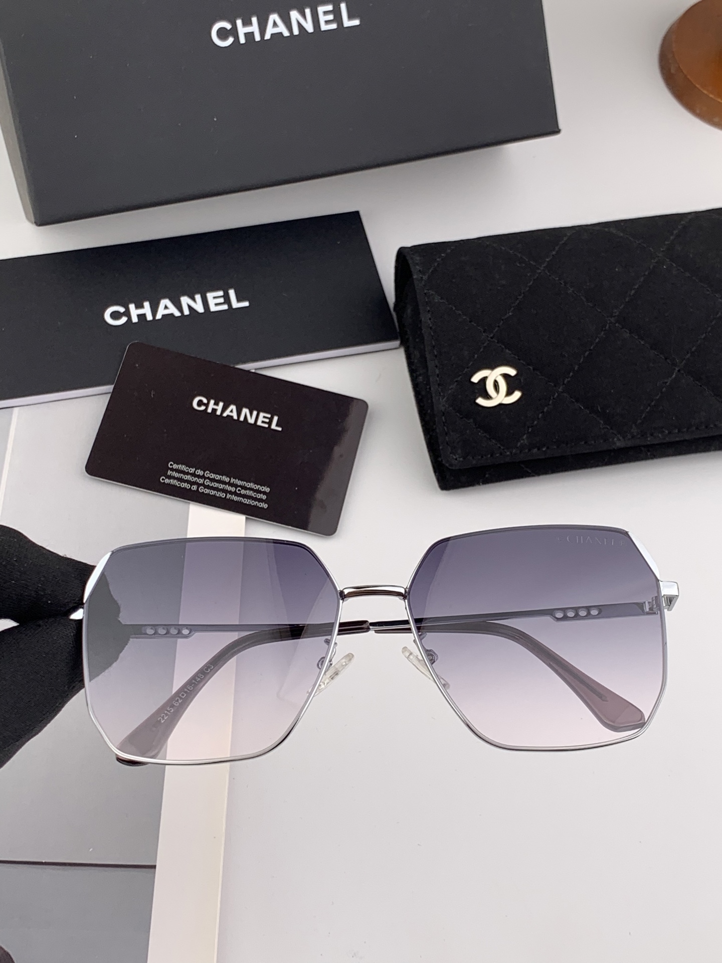 【CHANEL】香奈儿  新款尼龙太眼镜，无框钻石 切边更有质感，大气女人范儿，大脸小脸都好看 ！型号：