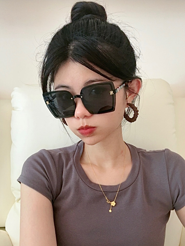   【TR偏光系列】Gucci联名系列限量版
经典的方框设计，不挑脸型，无论搭配大衣还是连衣裙都非常显气