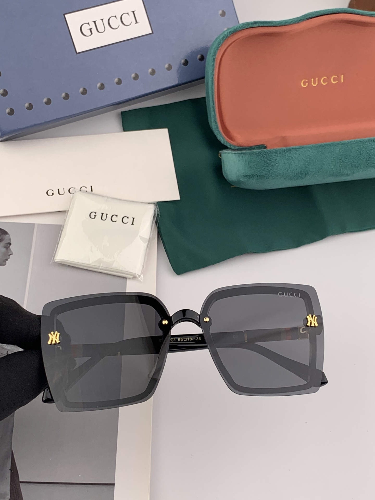   【TR偏光系列】Gucci联名系列限量版
经典的方框设计，不挑脸型，无论搭配大衣还是连衣裙都非常显气