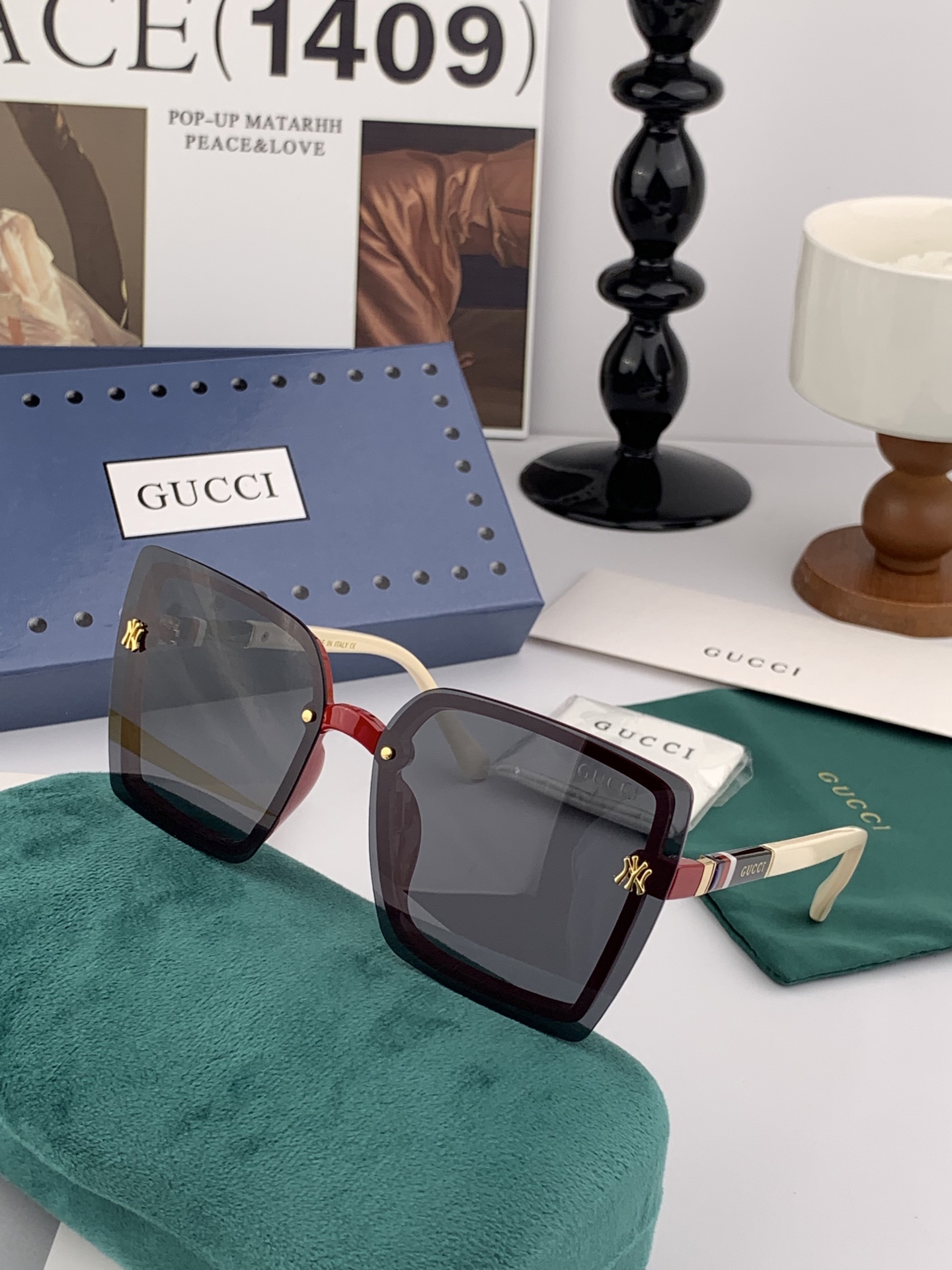   【TR偏光系列】Gucci联名系列限量版
经典的方框设计，不挑脸型，无论搭配大衣还是连衣裙都非常显气