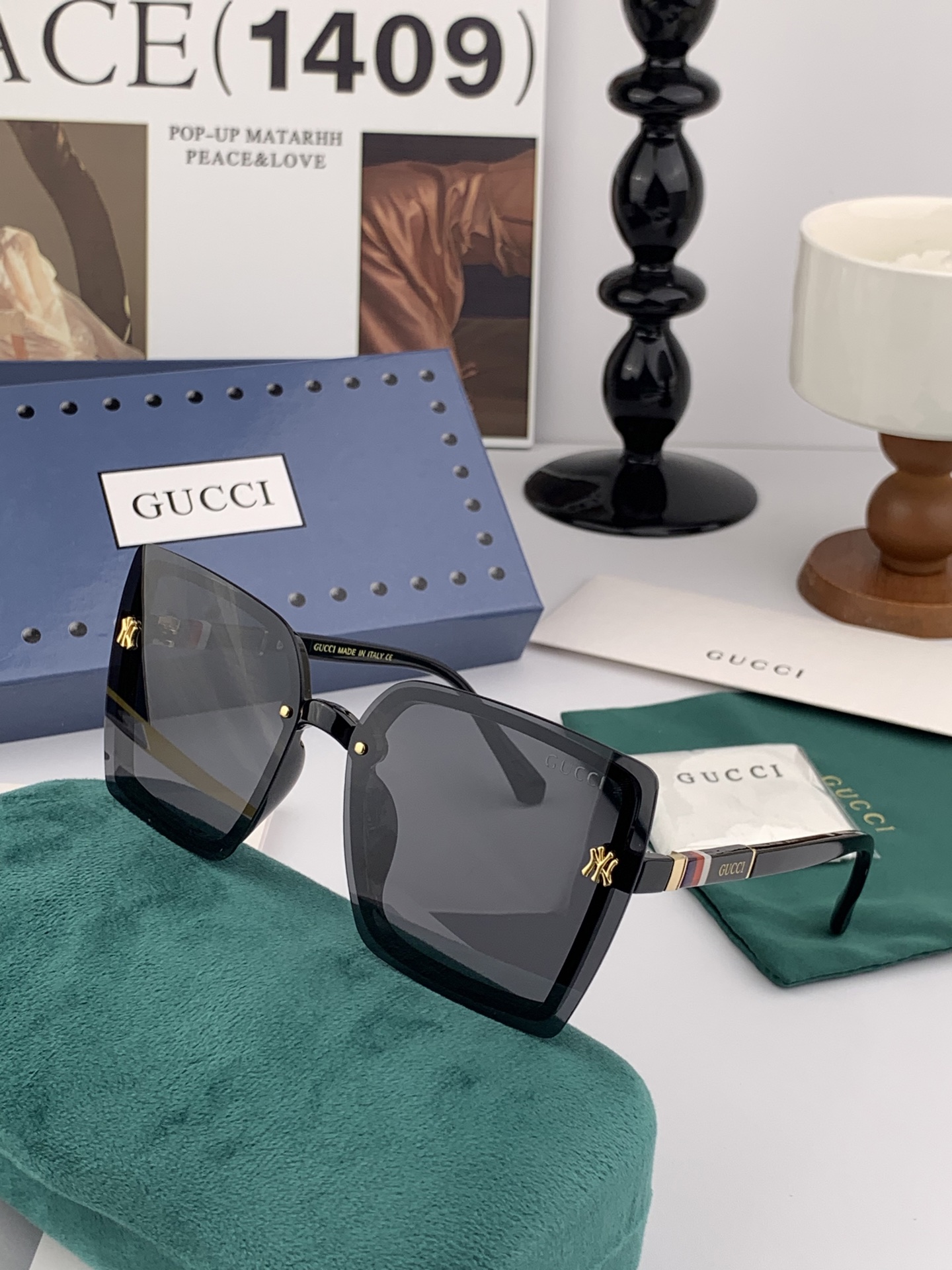   【TR偏光系列】Gucci联名系列限量版
经典的方框设计，不挑脸型，无论搭配大衣还是连衣裙都非常显气