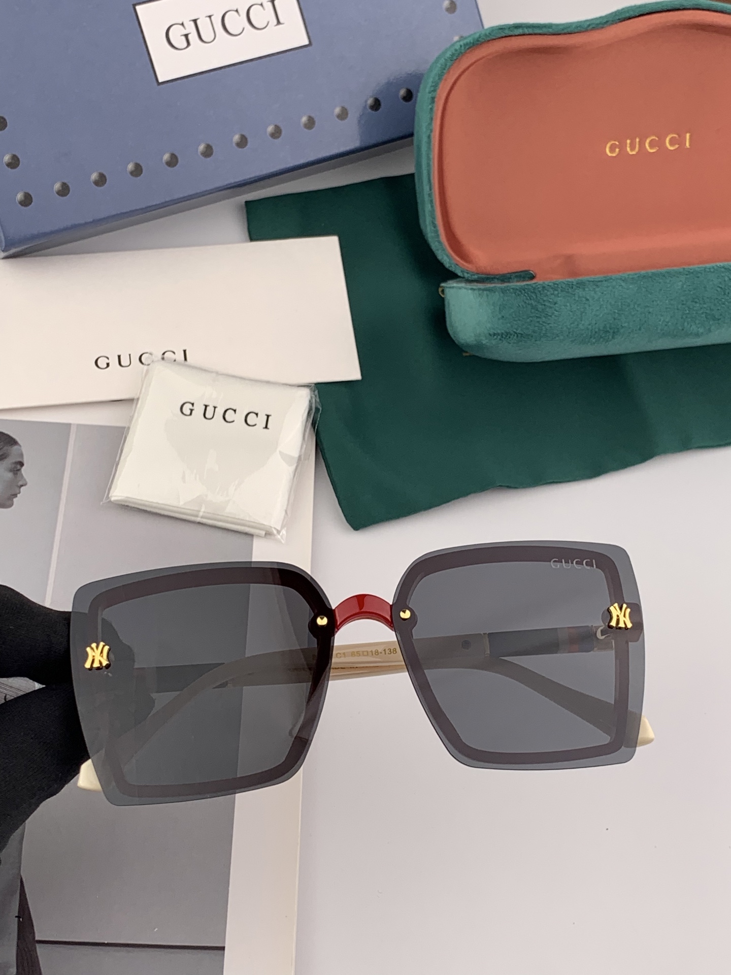   【TR偏光系列】Gucci联名系列限量版
经典的方框设计，不挑脸型，无论搭配大衣还是连衣裙都非常显气