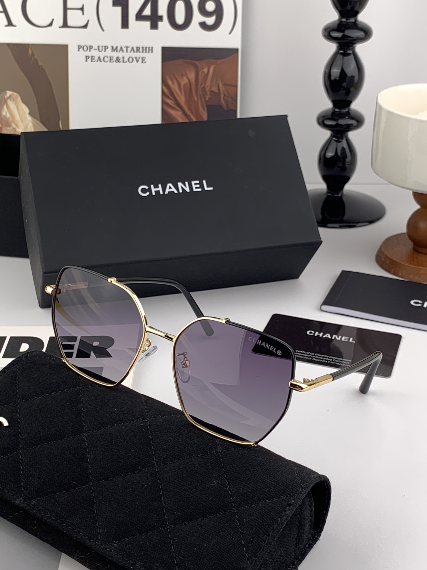   新品CHANEL 香奈儿太阳镜以独特魅力和前卫风格诠释春夏最新眼镜，以方框设计两边经典铆钉做点缀，中