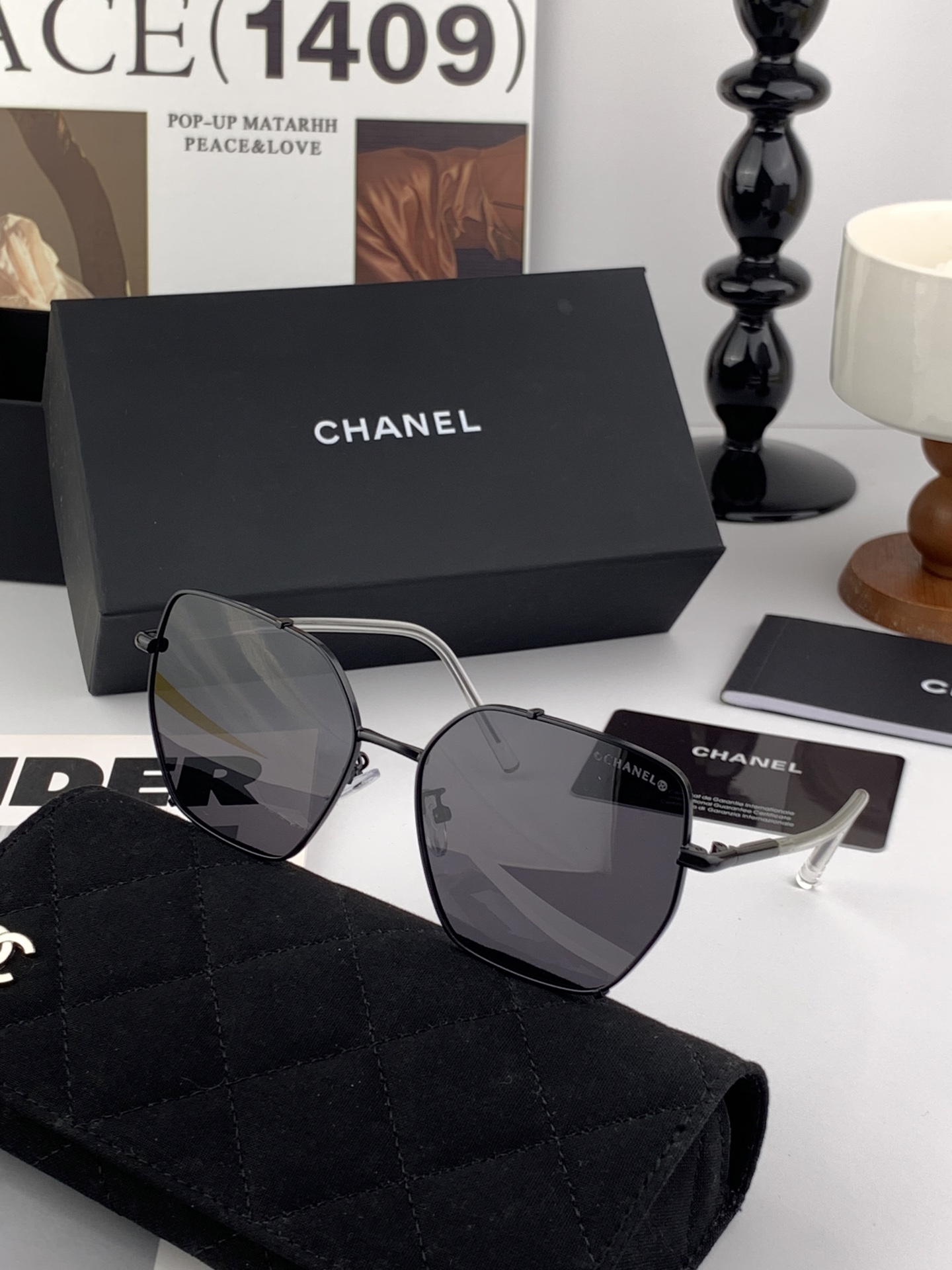   新品CHANEL 香奈儿太阳镜以独特魅力和前卫风格诠释春夏最新眼镜，以方框设计两边经典铆钉做点缀，中