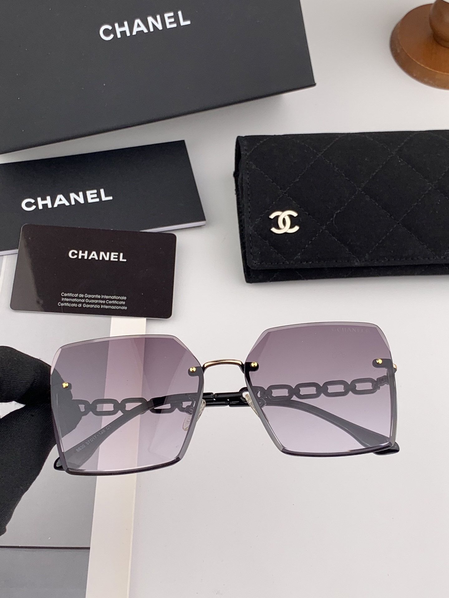  【CHANEL】香奈儿  新款尼龙偏光太眼镜，无框钻石 切边更有质感，大气女人范儿，大脸小脸都好看 ！