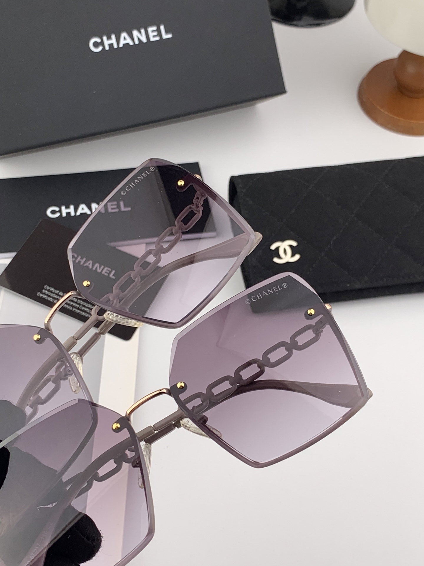  【CHANEL】香奈儿  新款尼龙偏光太眼镜，无框钻石 切边更有质感，大气女人范儿，大脸小脸都好看 ！