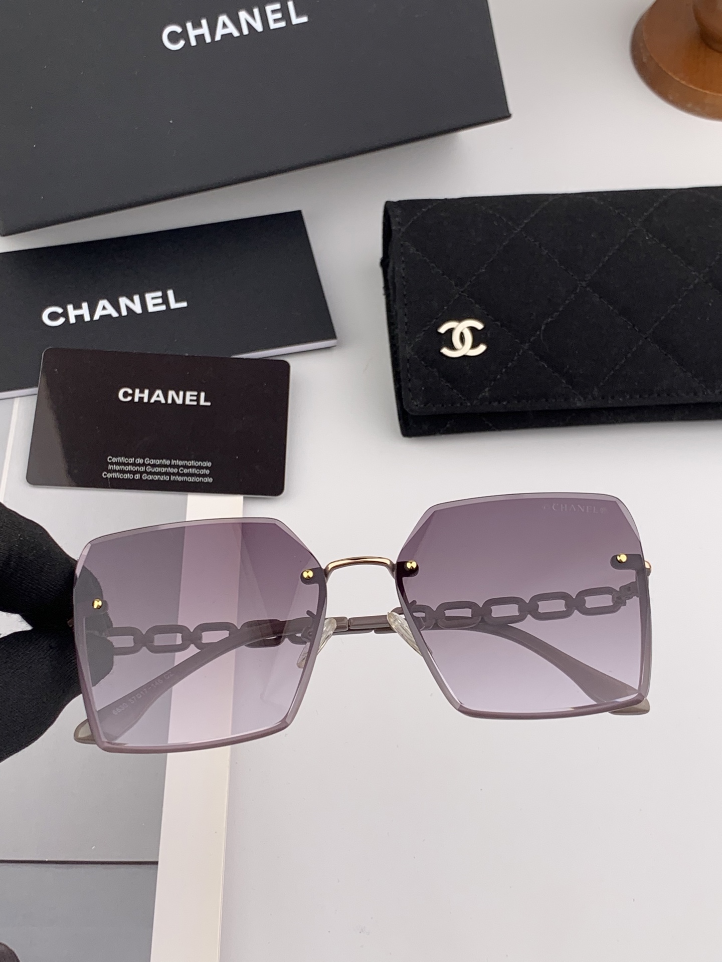 【CHANEL】香奈儿  新款尼龙偏光太眼镜，无框钻石 切边更有质感，大气女人范儿，大脸小脸都好看 ！
