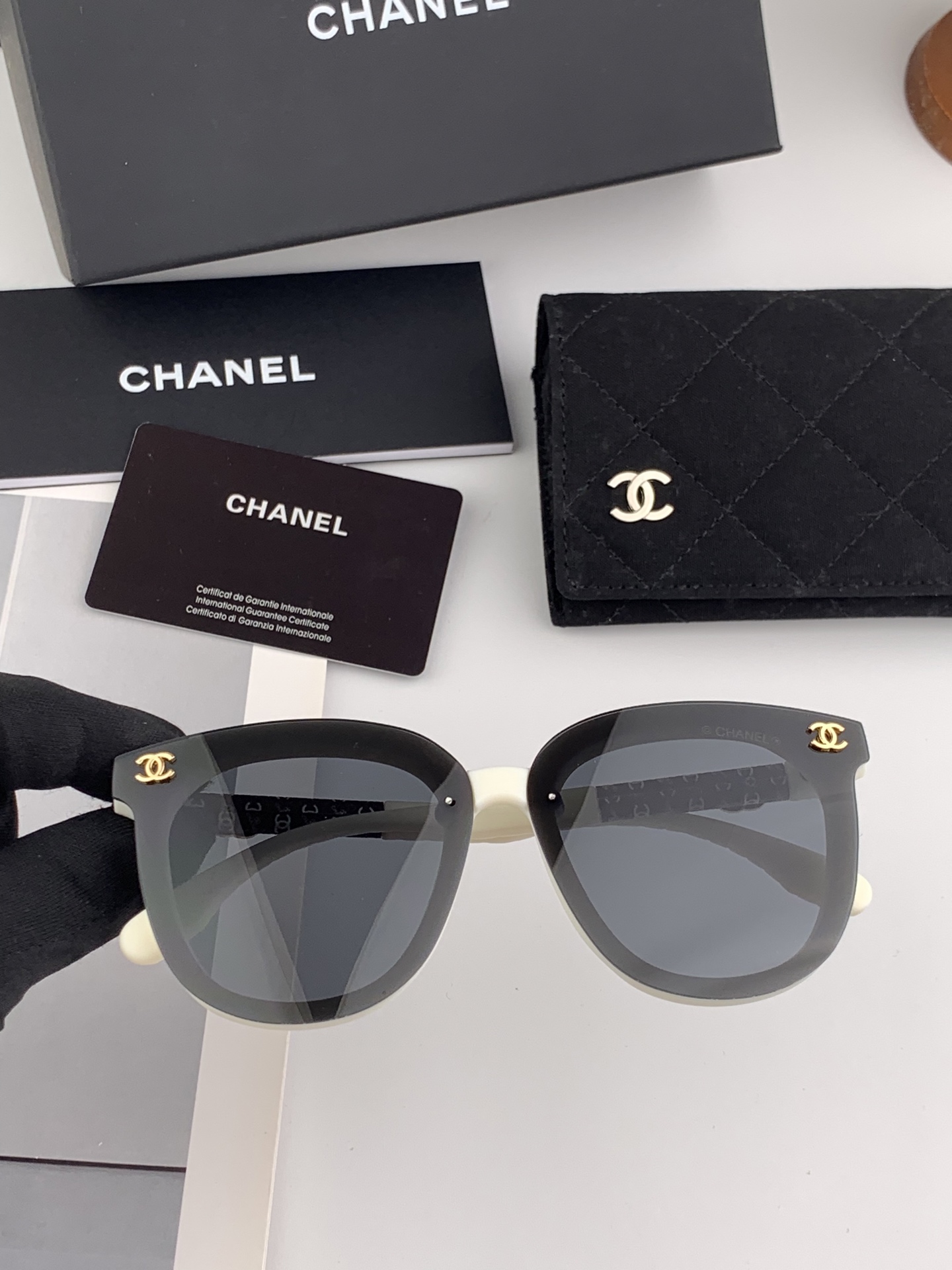    Chanel大框太阳镜墨镜  经典的方框设计，不挑脸型，无论搭配大衣还是连衣裙都非常显气质偏光镜片