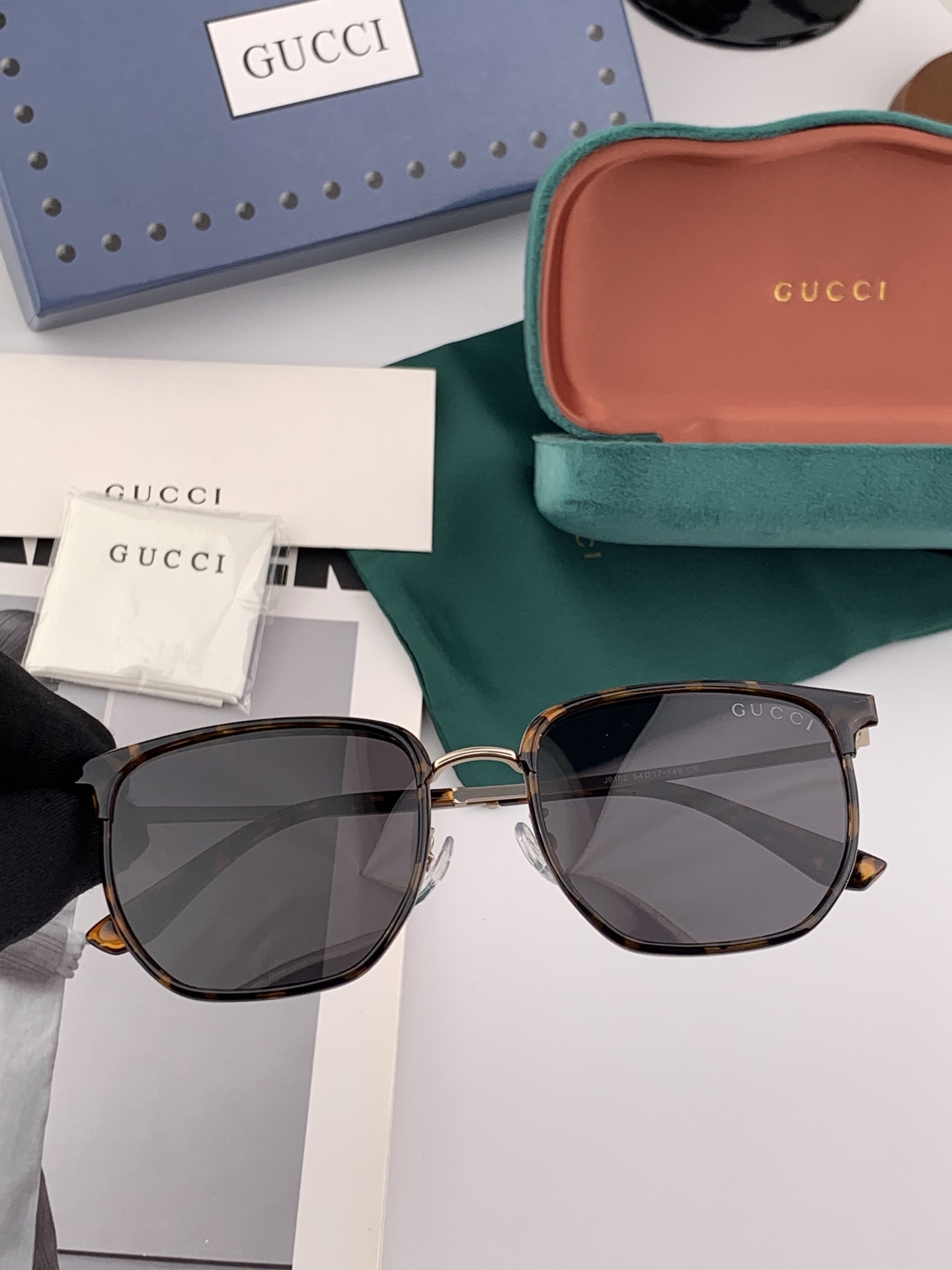   Gucci 。  高品质男女款墨镜   👍 进口宝丽来偏光镜片  。蛤蟆镜 开车钓鱼都可 。百搭显瘦