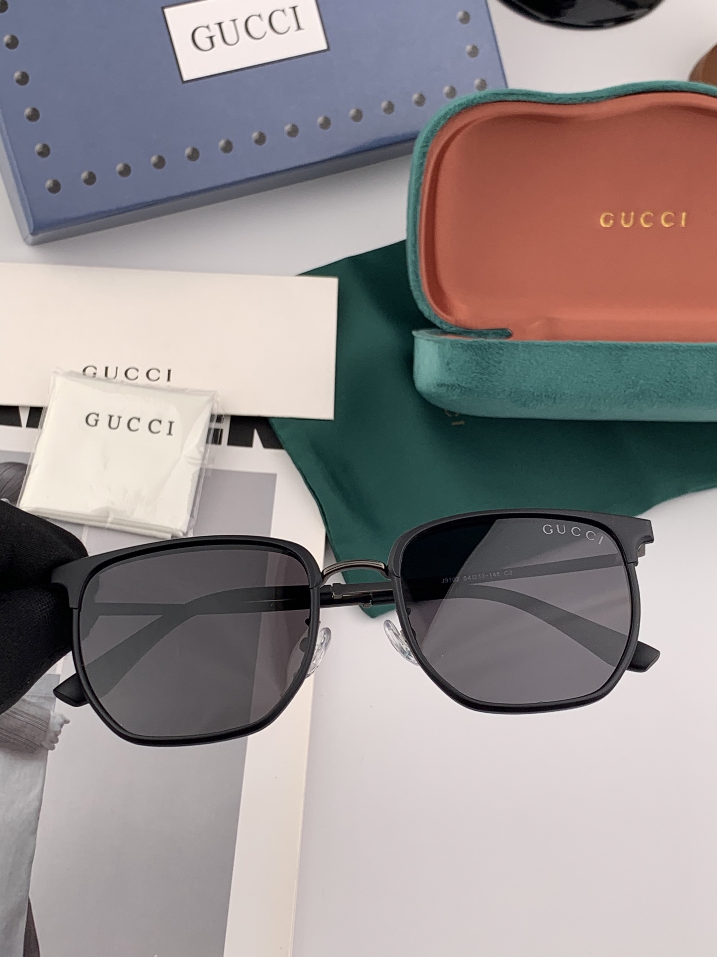   Gucci 。  高品质男女款墨镜   👍 进口宝丽来偏光镜片  。蛤蟆镜 开车钓鱼都可 。百搭显瘦