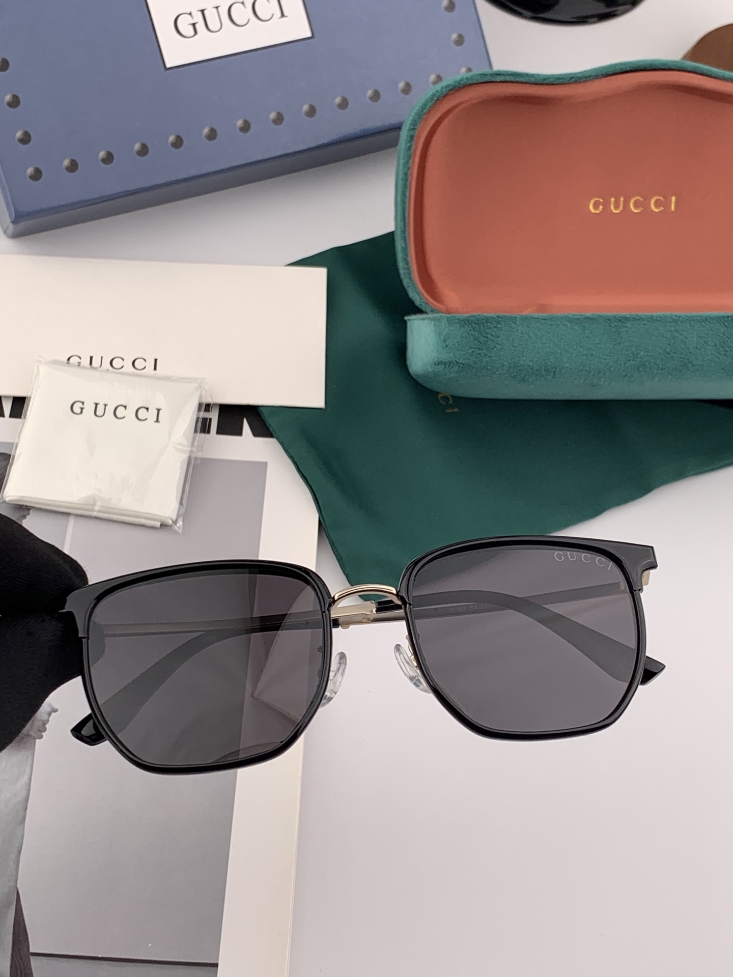   Gucci 。  高品质男女款墨镜   👍 进口宝丽来偏光镜片  。蛤蟆镜 开车钓鱼都可 。百搭显瘦