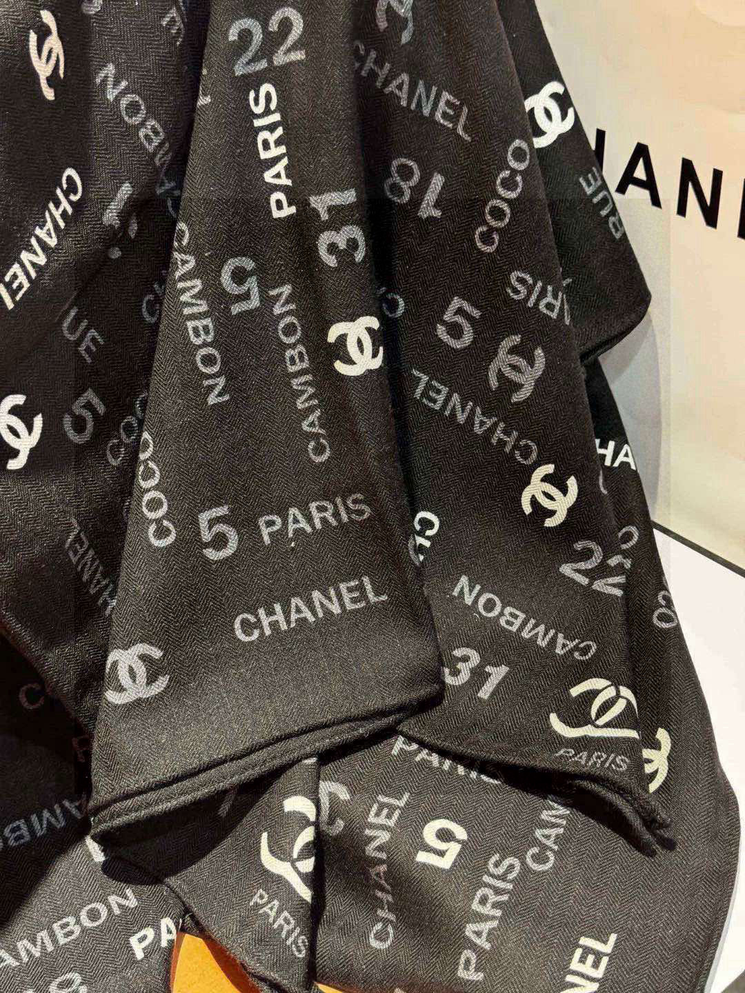   上新❤️
【2025Chanel】 
经典茶花优雅Coco风，Chanel最新菱格丝绒大方巾~气质到
