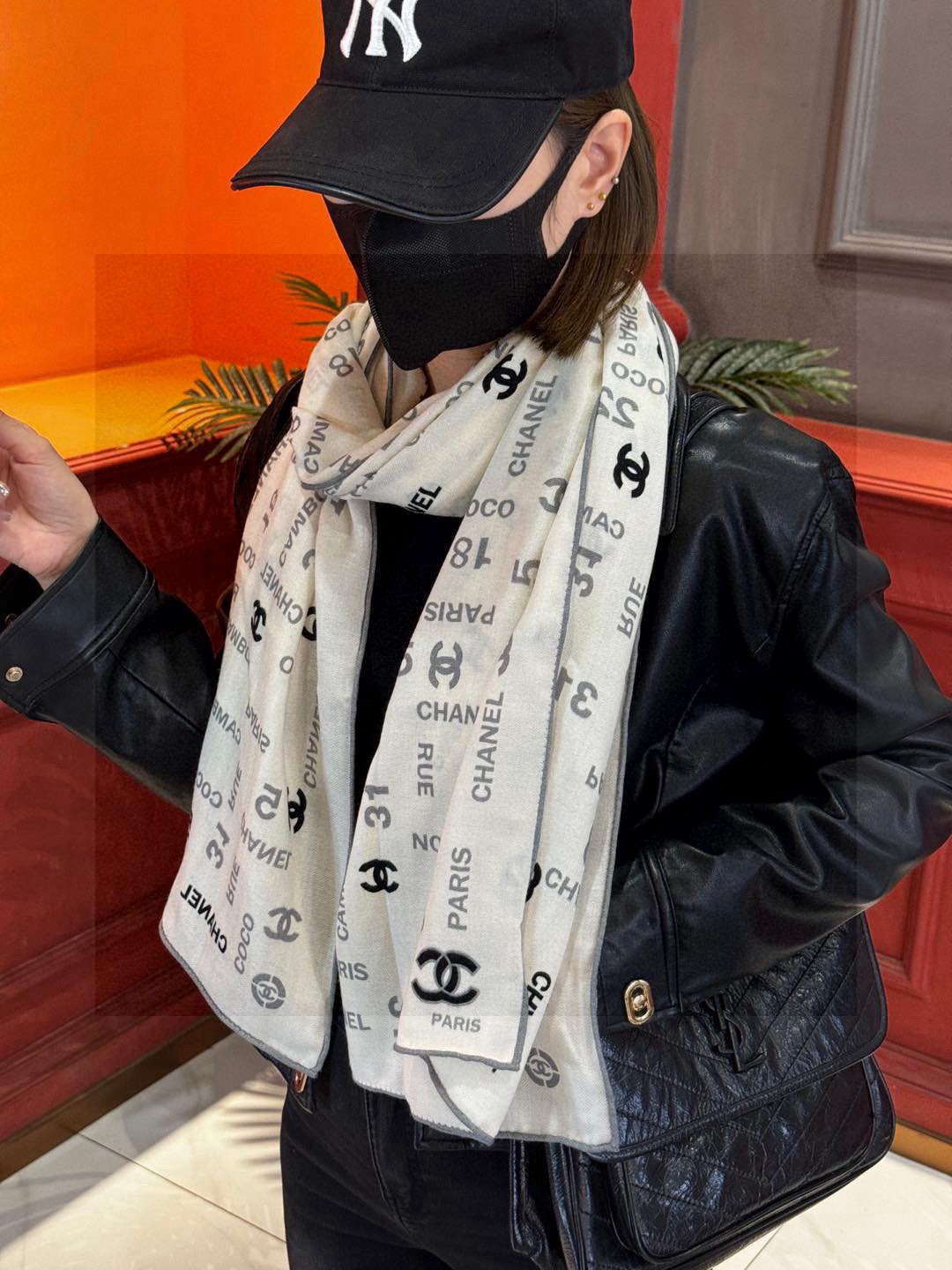   上新❤️
【2025Chanel】 
经典茶花优雅Coco风，Chanel最新菱格丝绒大方巾~气质到