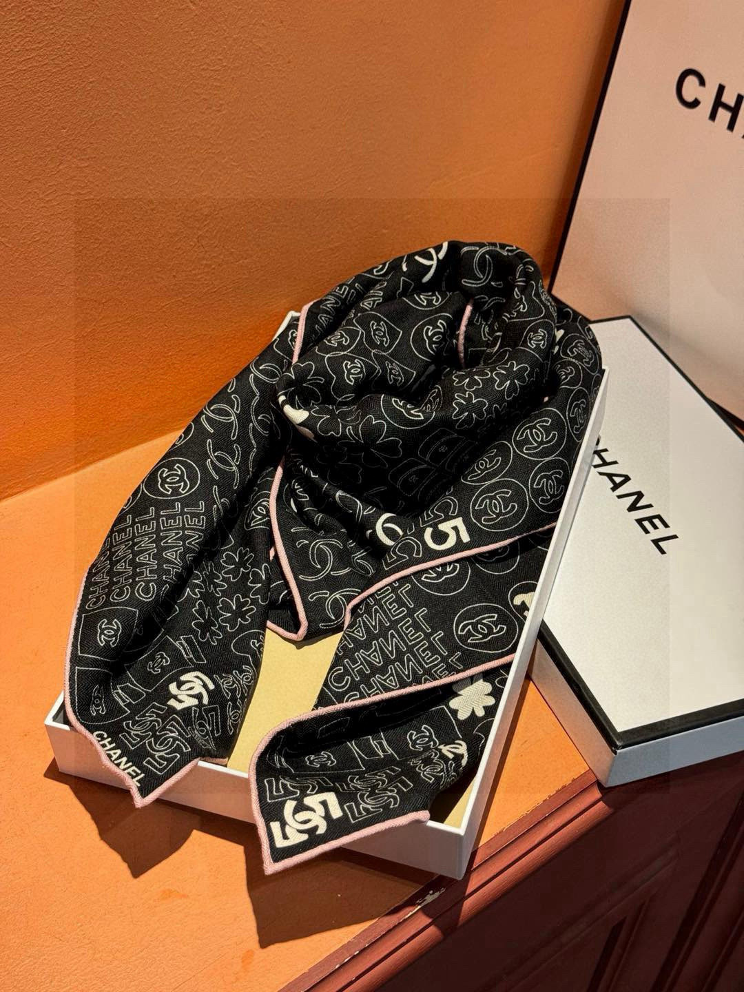   上新❤️
【2025Chanel】 
经典茶花优雅Coco风，Chanel最新菱格丝绒大方巾~气质到