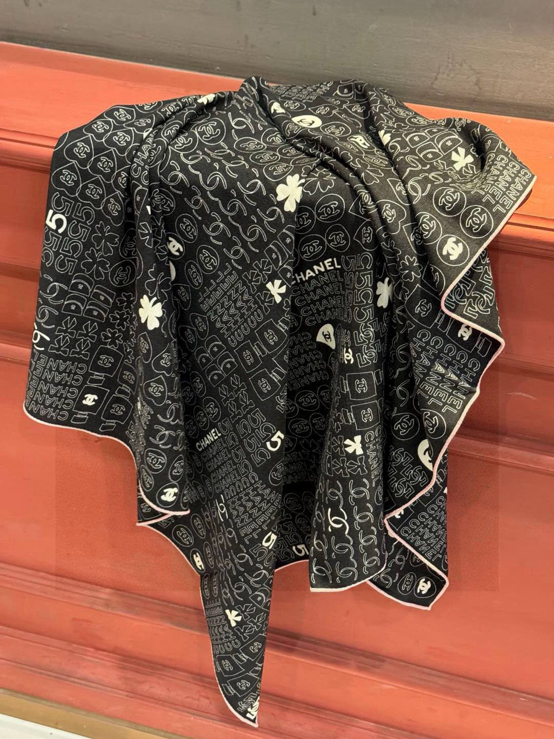   上新❤️
【2025Chanel】 
经典茶花优雅Coco风，Chanel最新菱格丝绒大方巾~气质到