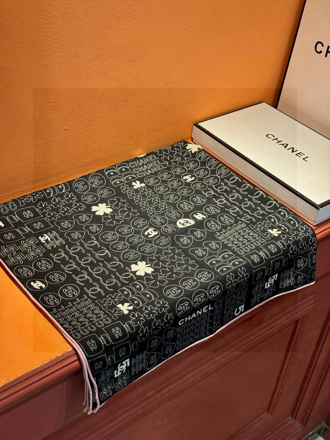   上新❤️
【2025Chanel】 
经典茶花优雅Coco风，Chanel最新菱格丝绒大方巾~气质到