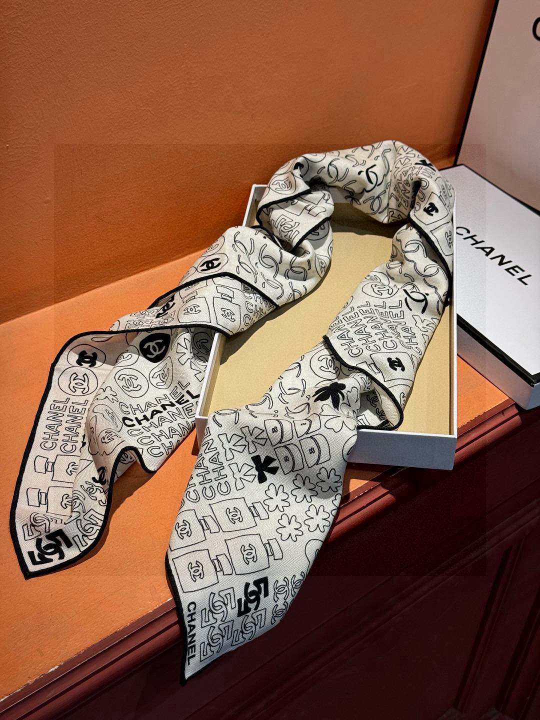 上新❤️
【2025Chanel】
经典茶花优雅Coco风,Chanel最新菱格丝绒大方巾~气质到