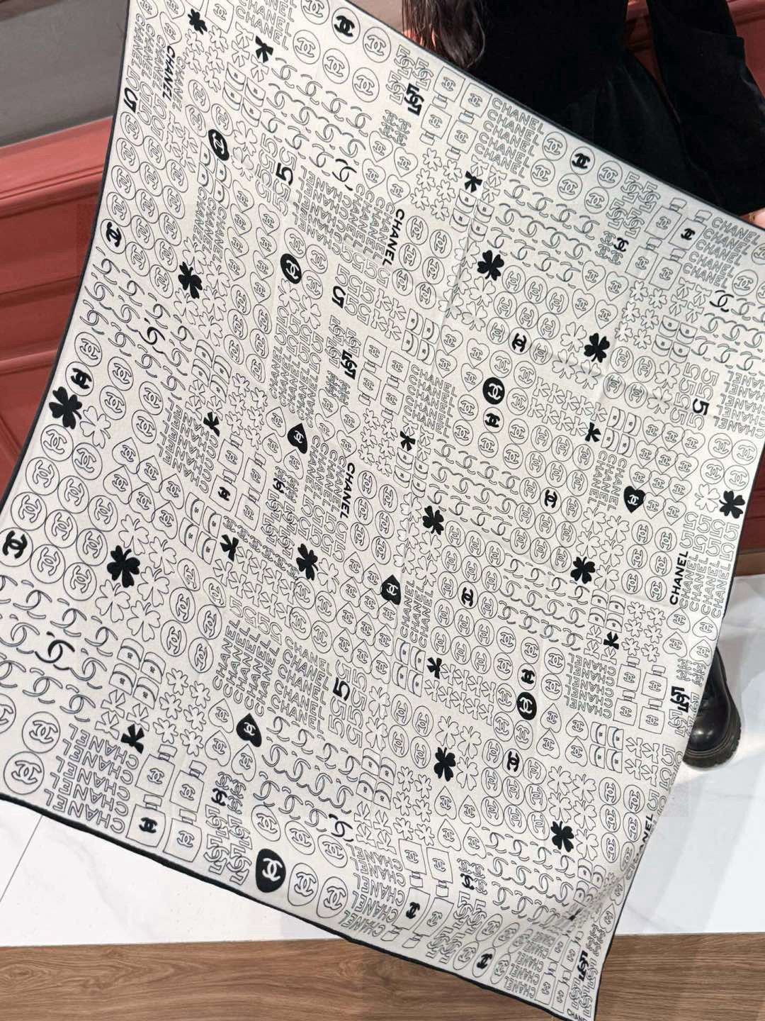上新❤️
【2025Chanel】
经典茶花优雅Coco风,Chanel最新菱格丝绒大方巾~气质到