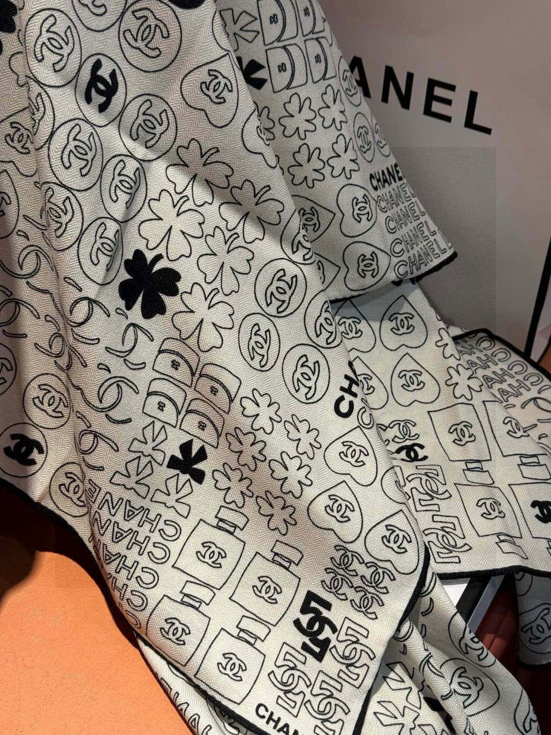 上新❤️
【2025Chanel】
经典茶花优雅Coco风,Chanel最新菱格丝绒大方巾~气质到