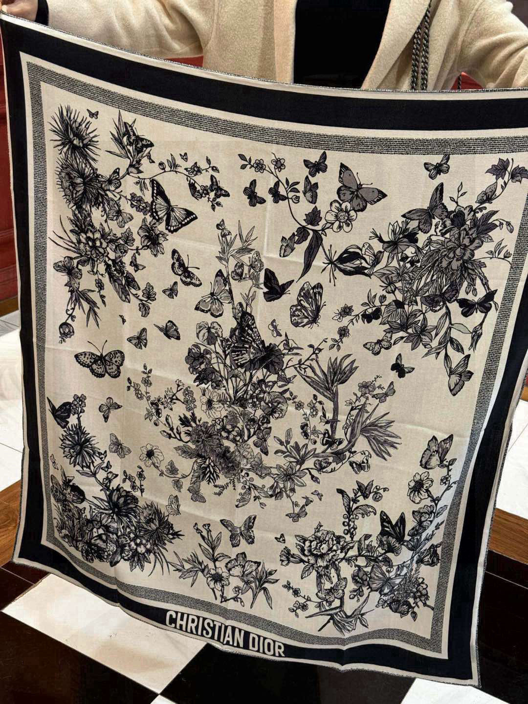 🌼🌼双面同色原单迪奥Mexico茹伊印花 方巾，方巾将蝴蝶和传统墨西哥花朵巧妙融合，突显绚烂缤纷的效果。