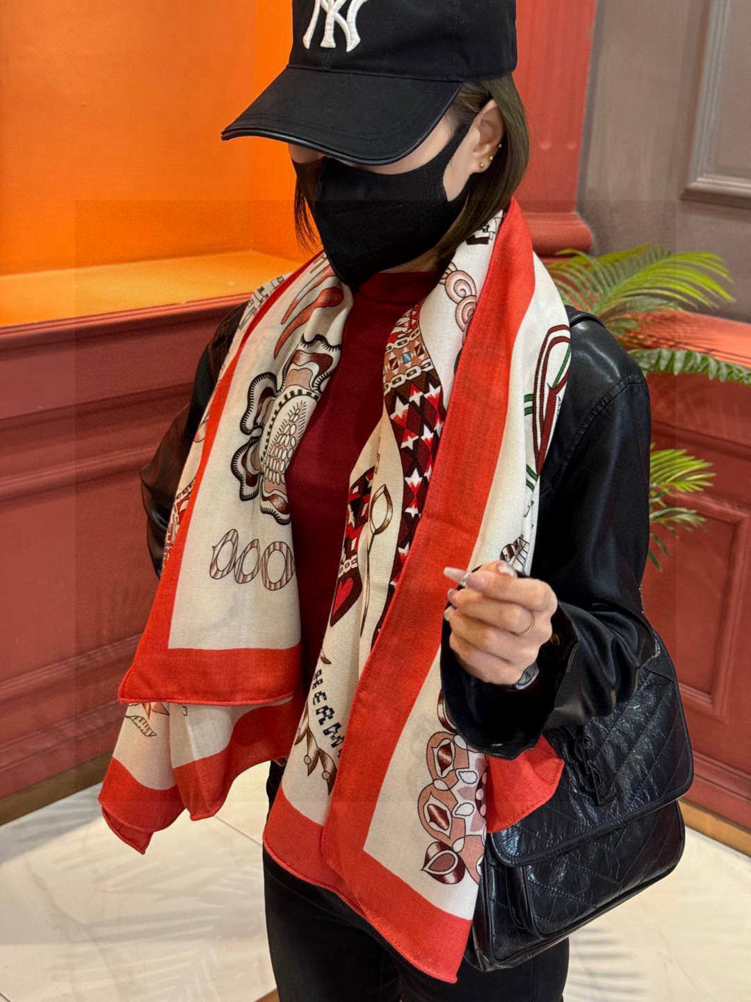  爱马仕～秋冬搭配利器❗️顶级双面同色 版真丝羊绒披肩！！1条等于2条】点睛精彩，图案和配色都超级喜欢，