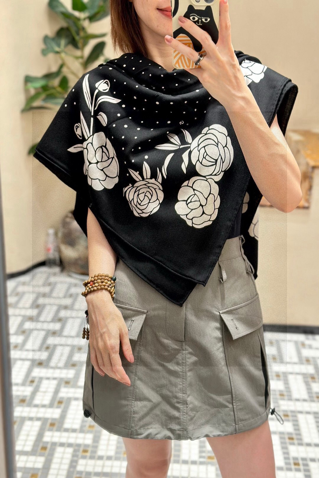 💟上新 ❤️ 

𝐂𝐡𝐚𝐧𝐞𝐥 •  ℕ𝕖𝕨《小香山茶花系列单品集》 黑色
Size：140*140cm