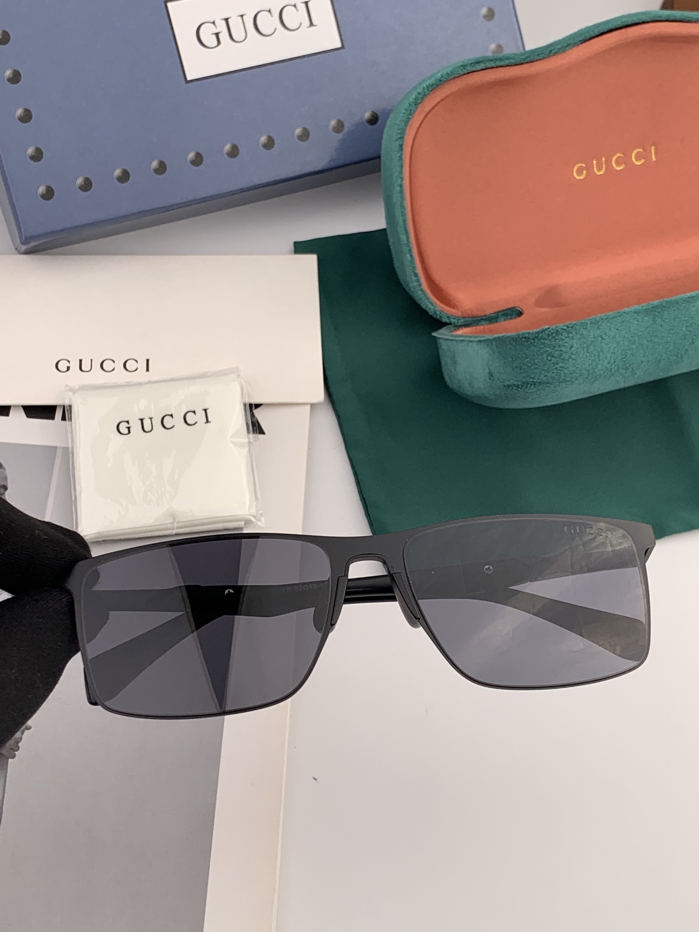        GUCCI 男款炫彩飞行员偏光太阳镜 ❤️材质：高清尼龙加厚卡槽高清偏光镜片 🌹无边框镜架