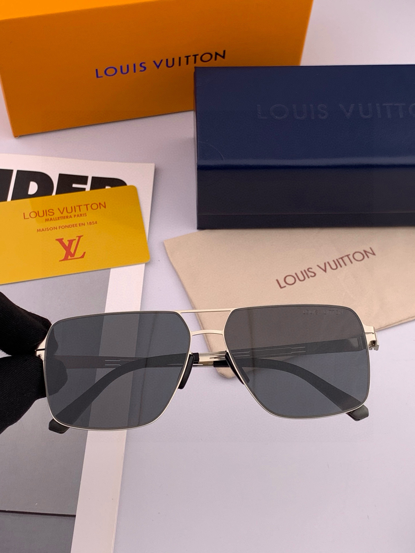 ♦️LV 2025新款男女情侣款太阳镜多边形墨镜iP电镀永不褪色 超轻超有弹性整幅眼镜无螺丝重要的是压不