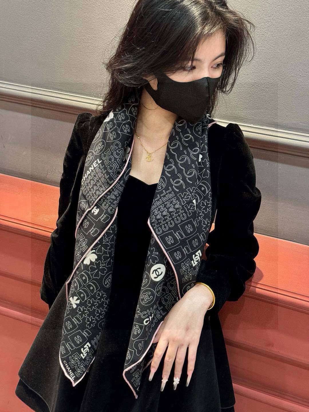   上新❤️
【2025Chanel】 
经典茶花优雅Coco风，Chanel最新菱格丝绒大方巾~气质到