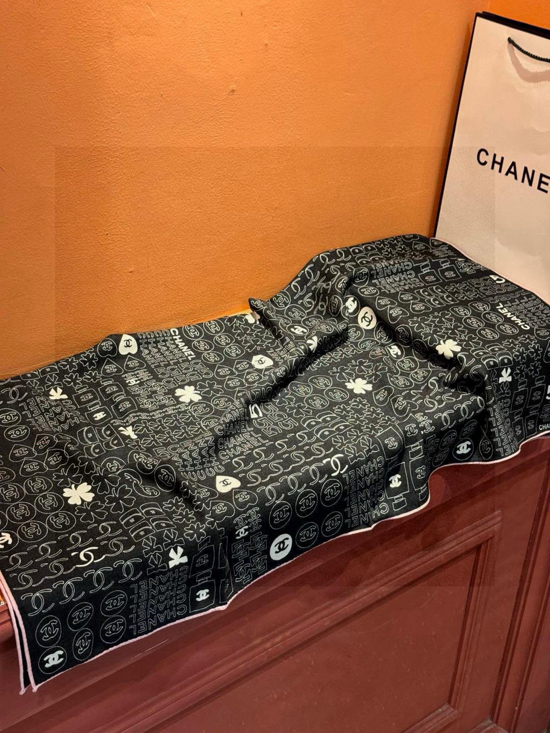   上新❤️
【2025Chanel】 
经典茶花优雅Coco风，Chanel最新菱格丝绒大方巾~气质到