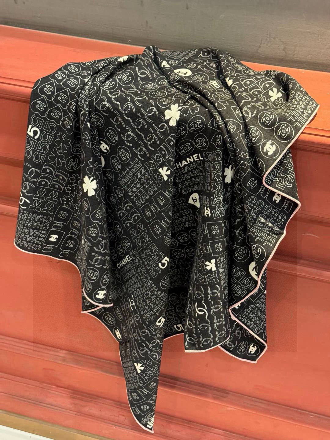   上新❤️
【2025Chanel】 
经典茶花优雅Coco风，Chanel最新菱格丝绒大方巾~气质到