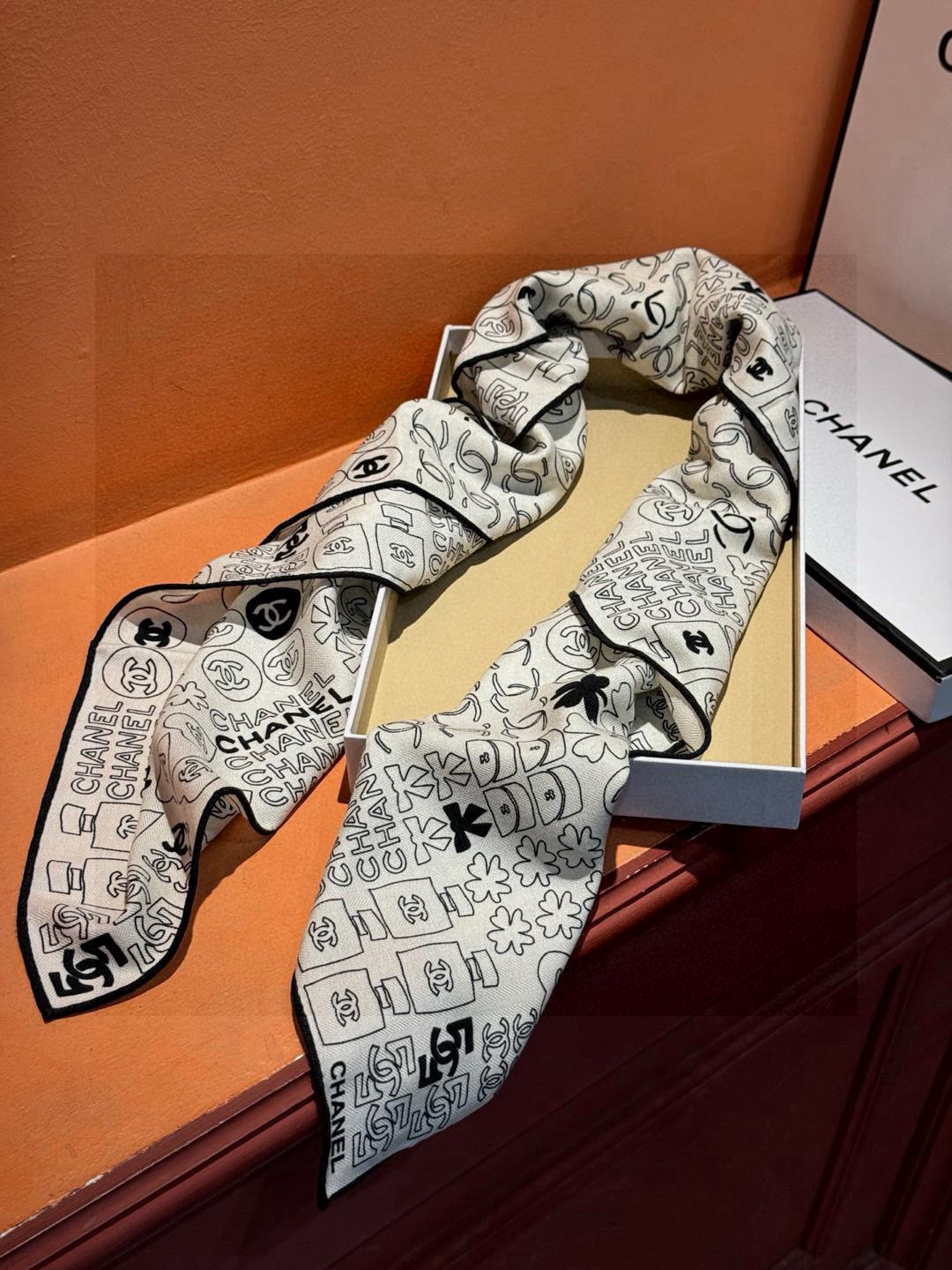   上新❤️
【2025Chanel】 
经典茶花优雅Coco风，Chanel最新菱格丝绒大方巾~气质到