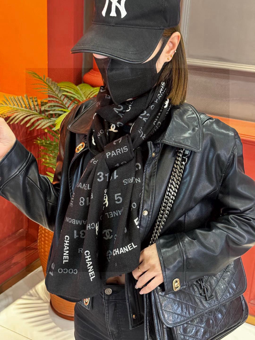   上新❤️
【2025Chanel】 
经典茶花优雅Coco风，Chanel最新菱格丝绒大方巾~气质到