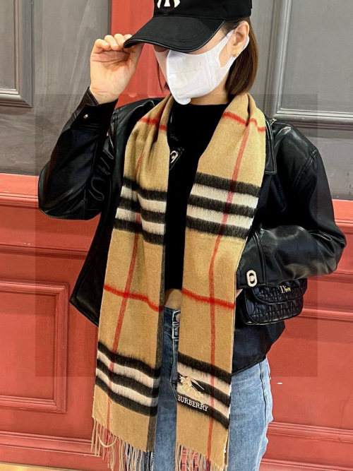 Burberry Classic Check Cashmere Scarf, 180x30cm - Unisex & Versatile 1 Burberry Classic Check Cashmere Scarf, 180x30cm - Unisex & Versatile