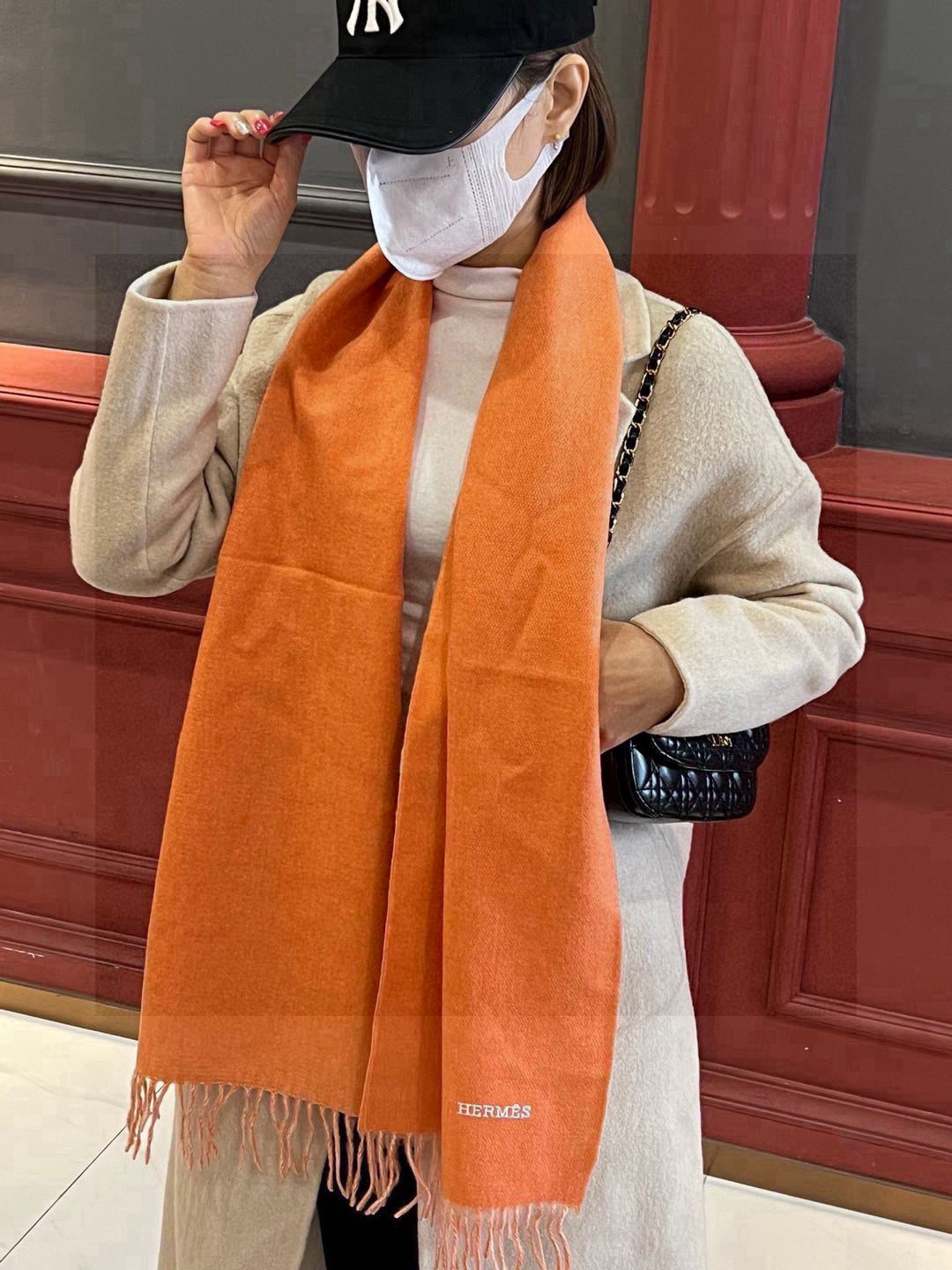 Elegant Hermes Cashmere Scarf - Luxurious Warmth & Parisian Style