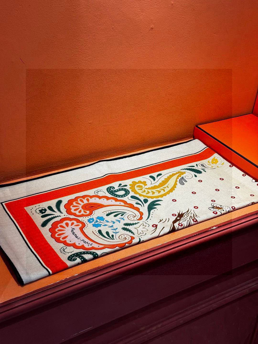   H珍藏版丛林之爱大方巾，双面同色 独一无二的品质！
这款大方巾巾采用山羊绒和真丝混纺面料制成，柔软轻