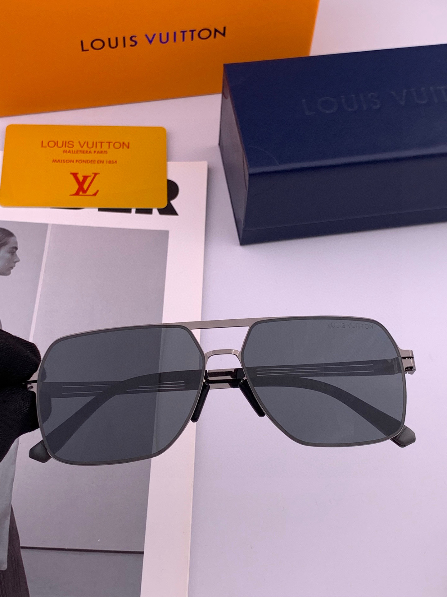 ♦️LV 2025新款男女情侣款太阳镜多边形墨镜iP电镀永不褪色 超轻超有弹性整幅眼镜无螺丝重要的是压不