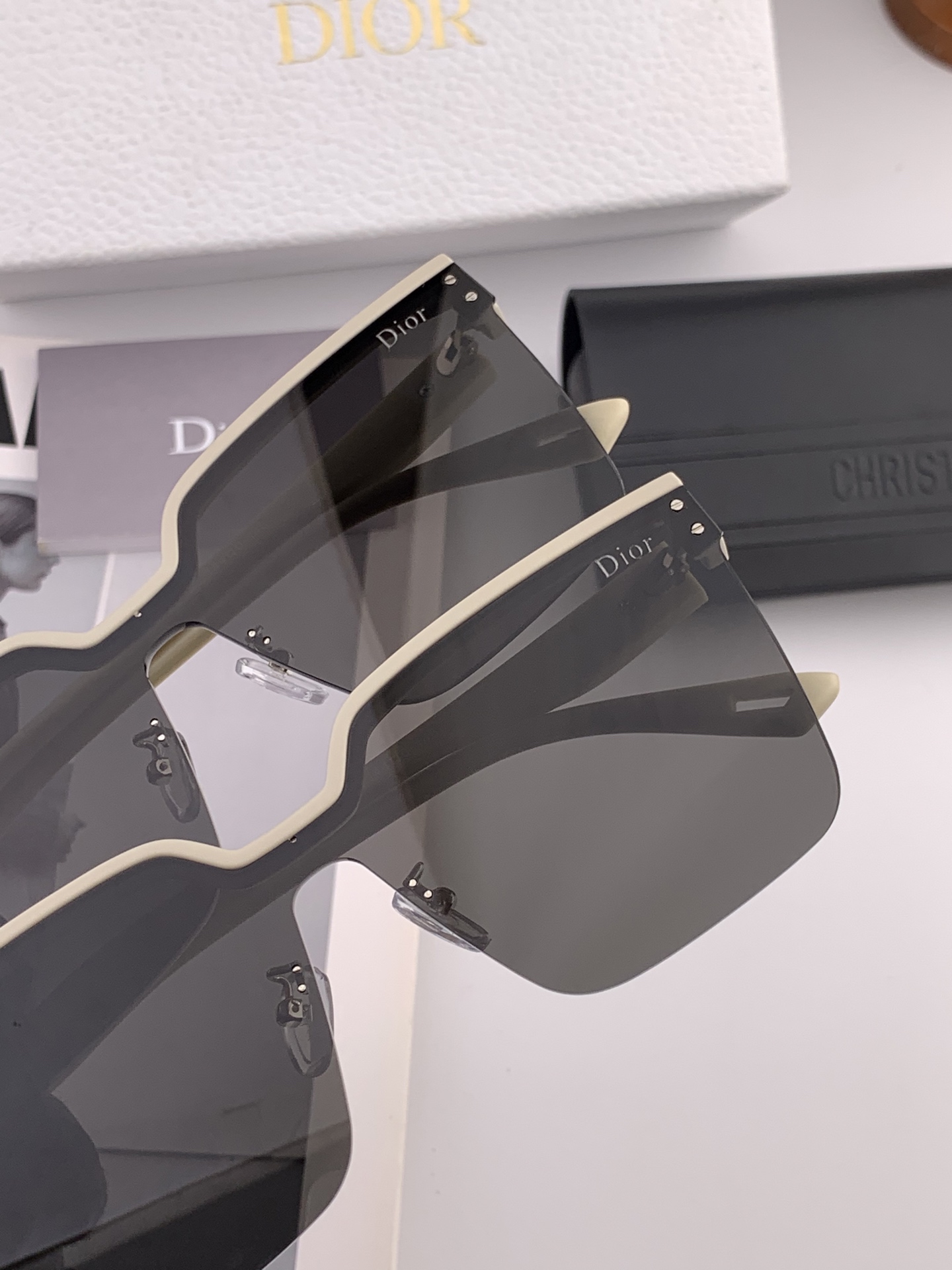🔺 【DIOR尼龙偏光连体太阳镜】2025开春新款 潮流爆款 时尚方框偏光太阳镜 高品质 佩戴舒适 网红