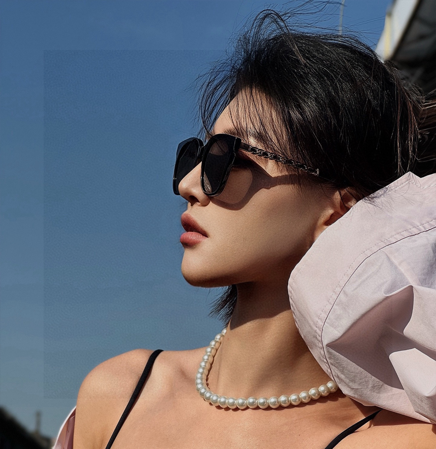 香奈儿2025 开春新款大框太阳镜男女同款 😎 
爆款大框尼龙太阳镜 超逼格超酷 
镜腿品牌设计感强 