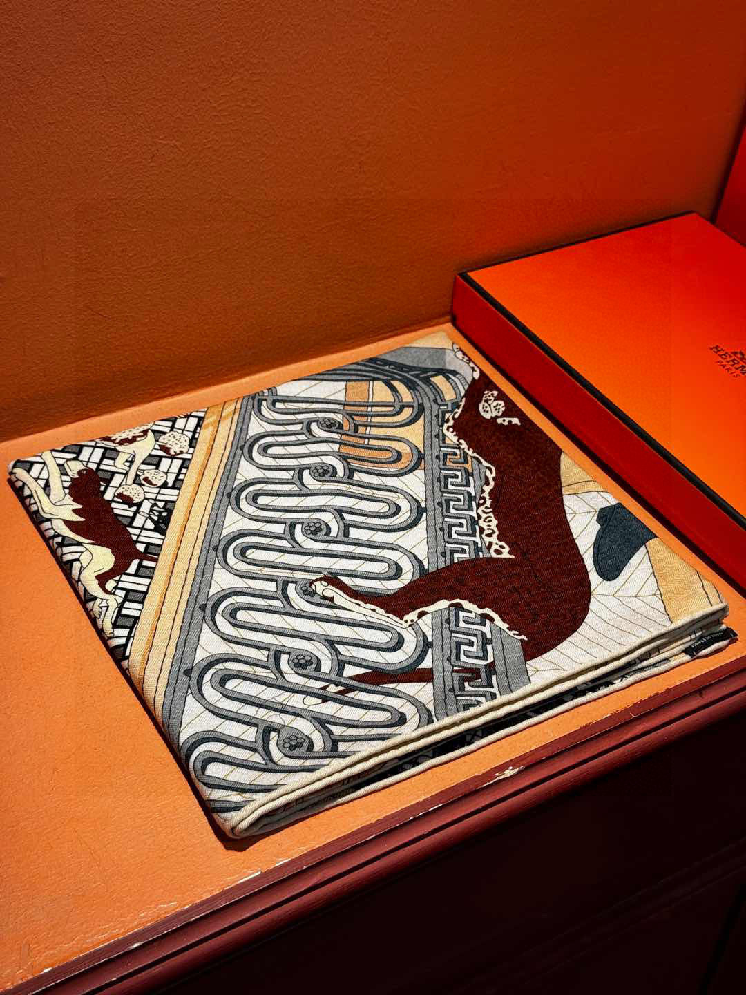  💟上新💞｛24号之谜｝羊绒大方巾双面同色140手工卷边
H家是创意和作品故事的无限源泉，每季皆推出全新