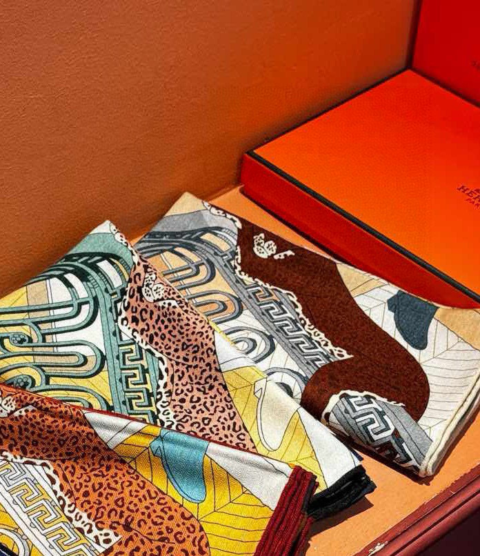  💟上新💞｛24号之谜｝羊绒大方巾双面同色140手工卷边
H家是创意和作品故事的无限源泉，每季皆推出全新