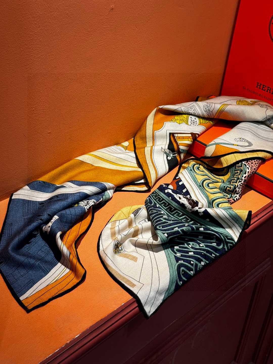  💟上新💞｛24号之谜｝羊绒大方巾双面同色140手工卷边
H家是创意和作品故事的无限源泉，每季皆推出全新