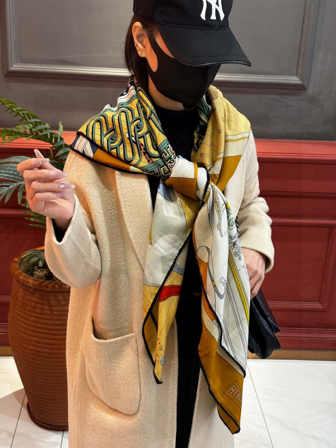  💟上新💞｛24号之谜｝羊绒大方巾双面同色140手工卷边
H家是创意和作品故事的无限源泉，每季皆推出全新