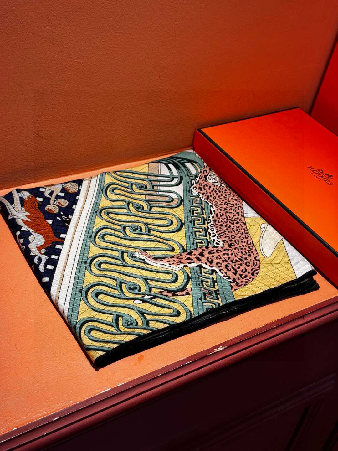  💟上新💞｛24号之谜｝羊绒大方巾双面同色140手工卷边
H家是创意和作品故事的无限源泉，每季皆推出全新